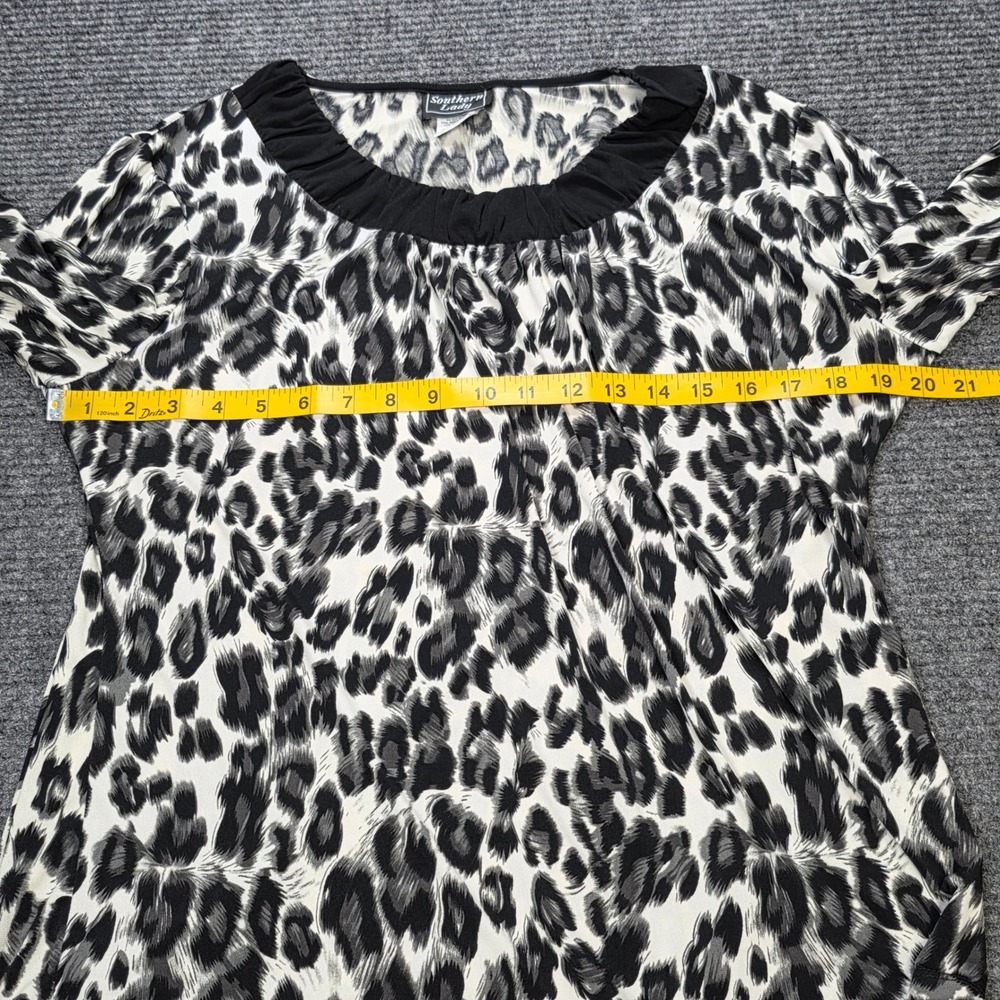 Southern Lady Leopard Print Blouse Women's Size L Grey Black Pleated Scoop Neck - Picture 5 of 7